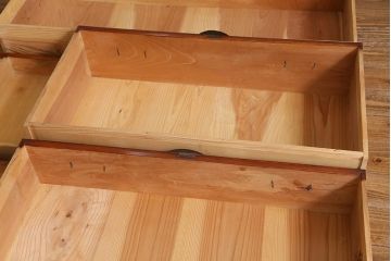 アンティーク家具　明治大正期　前面ケヤキ材・共縁　大きな桜丸金具が目を惹く米沢箪笥(重ね箪笥、衣装箪笥、引き出し)(R-038429)