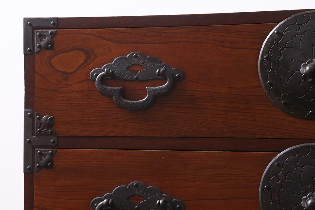 アンティーク家具　明治大正期　前面ケヤキ材・共縁　大きな桜丸金具が目を惹く米沢箪笥(重ね箪笥、衣装箪笥、引き出し)(R-038429)