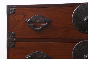 アンティーク家具　明治大正期　前面ケヤキ材・共縁　大きな桜丸金具が目を惹く米沢箪笥(重ね箪笥、衣装箪笥、引き出し)(R-038429)