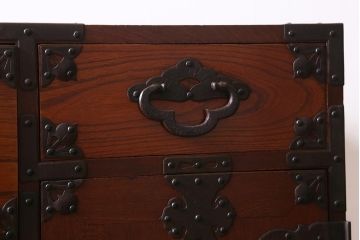 アンティーク家具　明治大正期　前面ケヤキ材・共縁　大きな桜丸金具が目を惹く米沢箪笥(重ね箪笥、衣装箪笥、引き出し)(R-038429)