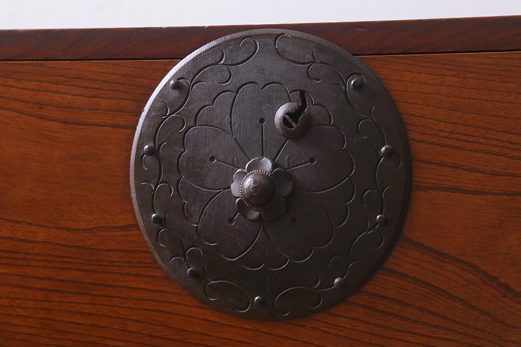 アンティーク家具　明治大正期　前面ケヤキ材・共縁　大きな桜丸金具が目を惹く米沢箪笥(重ね箪笥、衣装箪笥、引き出し)(R-038429)