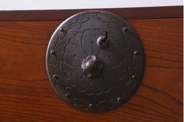 アンティーク家具　明治大正期　前面ケヤキ材・共縁　大きな桜丸金具が目を惹く米沢箪笥(重ね箪笥、衣装箪笥、引き出し)(R-038429)