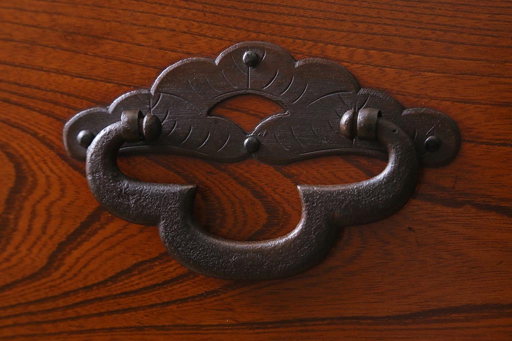 アンティーク家具　明治大正期　前面ケヤキ材・共縁　大きな桜丸金具が目を惹く米沢箪笥(重ね箪笥、衣装箪笥、引き出し)(R-038429)