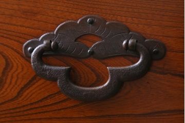 アンティーク家具　明治大正期　前面ケヤキ材・共縁　大きな桜丸金具が目を惹く米沢箪笥(重ね箪笥、衣装箪笥、引き出し)(R-038429)