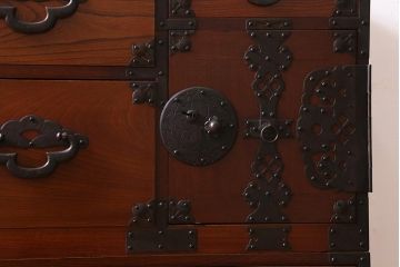 アンティーク家具　明治大正期　前面ケヤキ材・共縁　大きな桜丸金具が目を惹く米沢箪笥(重ね箪笥、衣装箪笥、引き出し)(R-038429)