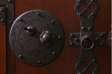 アンティーク家具　明治大正期　前面ケヤキ材・共縁　大きな桜丸金具が目を惹く米沢箪笥(重ね箪笥、衣装箪笥、引き出し)(R-038429)