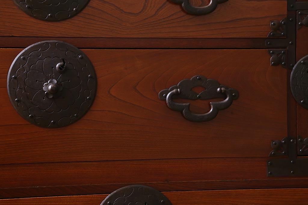 アンティーク家具　明治大正期　前面ケヤキ材・共縁　大きな桜丸金具が目を惹く米沢箪笥(重ね箪笥、衣装箪笥、引き出し)(R-038429)