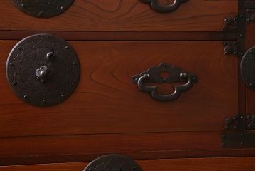 アンティーク家具　明治大正期　前面ケヤキ材・共縁　大きな桜丸金具が目を惹く米沢箪笥(重ね箪笥、衣装箪笥、引き出し)(R-038429)