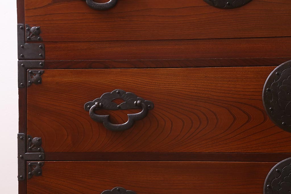 アンティーク家具　明治大正期　前面ケヤキ材・共縁　大きな桜丸金具が目を惹く米沢箪笥(重ね箪笥、衣装箪笥、引き出し)(R-038429)