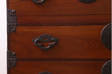 アンティーク家具　明治大正期　前面ケヤキ材・共縁　大きな桜丸金具が目を惹く米沢箪笥(重ね箪笥、衣装箪笥、引き出し)(R-038429)