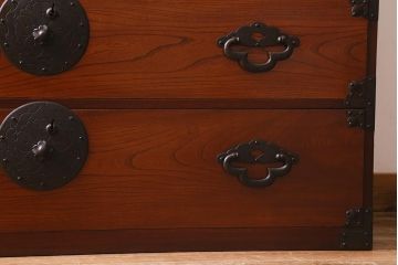 アンティーク家具　明治大正期　前面ケヤキ材・共縁　大きな桜丸金具が目を惹く米沢箪笥(重ね箪笥、衣装箪笥、引き出し)(R-038429)