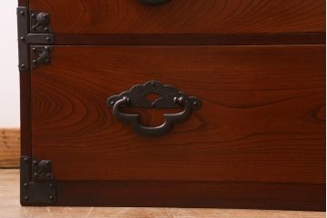 アンティーク家具　明治大正期　前面ケヤキ材・共縁　大きな桜丸金具が目を惹く米沢箪笥(重ね箪笥、衣装箪笥、引き出し)(R-038429)