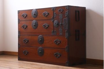 アンティーク家具　明治大正期　前面ケヤキ材・共縁　大きな桜丸金具が目を惹く米沢箪笥(重ね箪笥、衣装箪笥、引き出し)(R-038429)