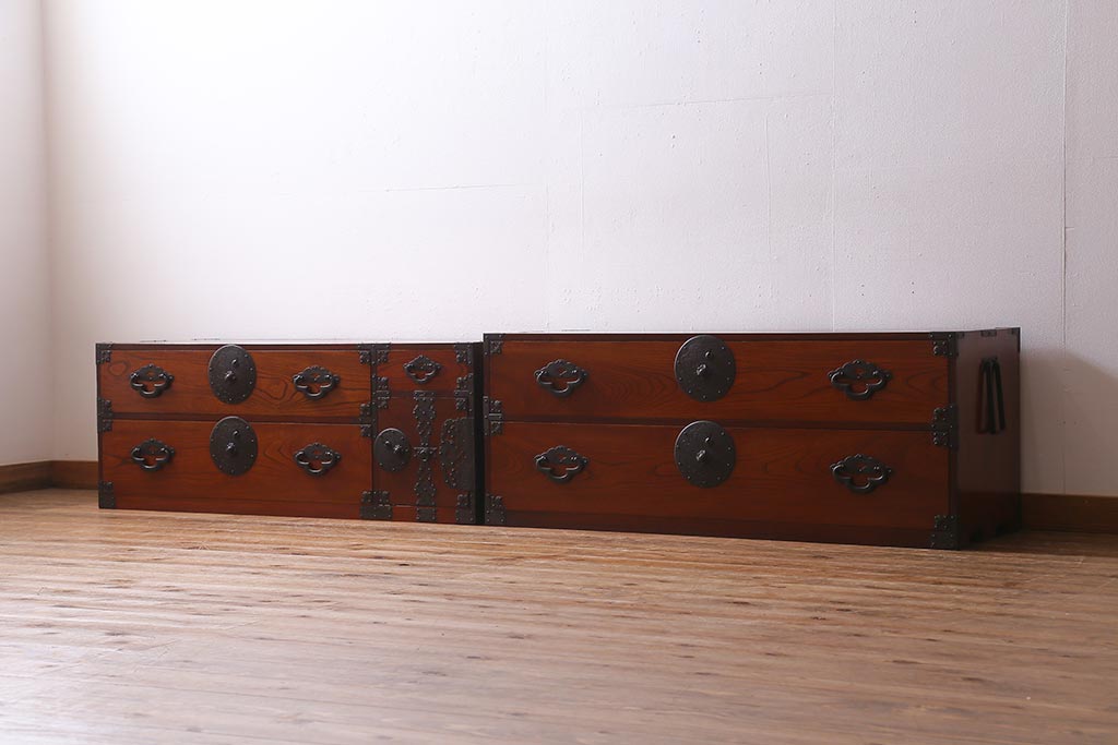 アンティーク家具　明治大正期　前面ケヤキ材・共縁　大きな桜丸金具が目を惹く米沢箪笥(重ね箪笥、衣装箪笥、引き出し)(R-038429)