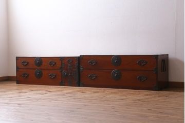 アンティーク家具　明治大正期　前面ケヤキ材・共縁　大きな桜丸金具が目を惹く米沢箪笥(重ね箪笥、衣装箪笥、引き出し)(R-038429)