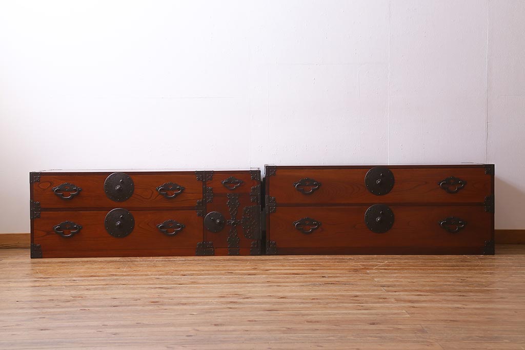 アンティーク家具　明治大正期　前面ケヤキ材・共縁　大きな桜丸金具が目を惹く米沢箪笥(重ね箪笥、衣装箪笥、引き出し)(R-038429)