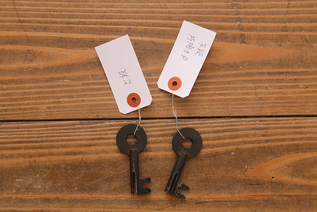 アンティーク家具　明治大正期　前面ケヤキ材・共縁　大きな桜丸金具が目を惹く米沢箪笥(重ね箪笥、衣装箪笥、引き出し)(R-038429)