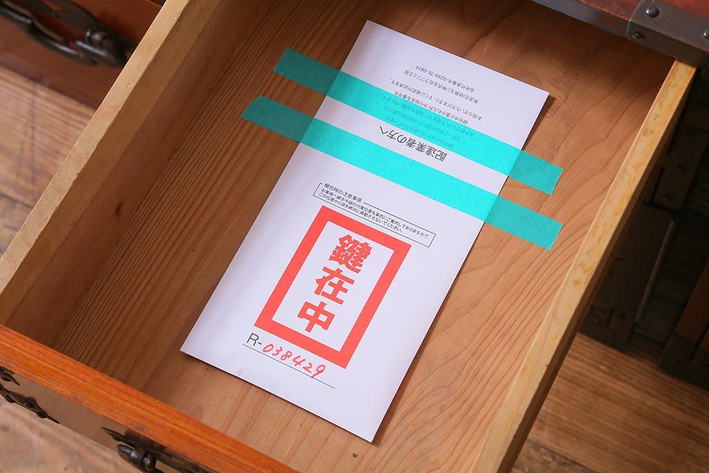 アンティーク家具　明治大正期　前面ケヤキ材・共縁　大きな桜丸金具が目を惹く米沢箪笥(重ね箪笥、衣装箪笥、引き出し)(R-038429)