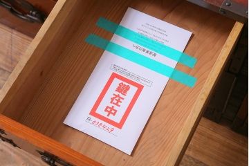 アンティーク家具　明治大正期　前面ケヤキ材・共縁　大きな桜丸金具が目を惹く米沢箪笥(重ね箪笥、衣装箪笥、引き出し)(R-038429)