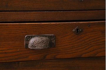 アンティーク家具　昭和初期　三方栗材　味わいのある木味が魅力のレトロな引き出し付き本箱(ブックケース、収納棚)(R-038431)