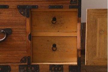 アンティーク家具　和製アンティーク　前面桐材　素朴な木味が魅力の重ねタンス(和タンス、衣装箪笥、時代箪笥、桐箪笥、桐たんす)(R-038432)