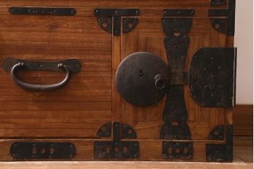 アンティーク家具　和製アンティーク　前面桐材　素朴な木味が魅力の重ねタンス(和タンス、衣装箪笥、時代箪笥、桐箪笥、桐たんす)(R-038432)