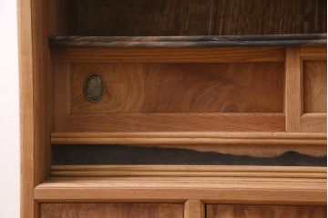 アンティーク家具　大正昭和初期　ストリップド(剥離)　三方ケヤキ材　上手物!黒柿が目を引く凝った造りの茶箪笥(収納棚、戸棚)(R-038434)