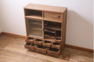 アンティーク家具　大正昭和初期　ストリップド(剥離)　三方ケヤキ材　上手物!黒柿が目を引く凝った造りの茶箪笥(収納棚、戸棚)(R-038434)
