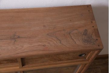 アンティーク家具　大正昭和初期　ストリップド(剥離)　三方ケヤキ材　上手物!黒柿が目を引く凝った造りの茶箪笥(収納棚、戸棚)(R-038434)