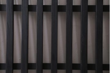 アンティーク建具　ペイント　風情を感じさせる和モダンな縦格子戸1枚(建具、はめ殺し、DIY)(R-038436)