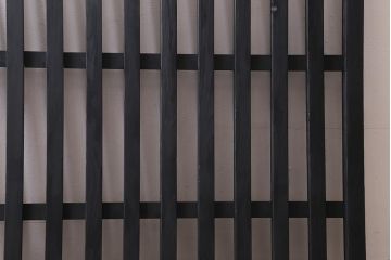 アンティーク建具　ペイント　風情を感じさせる和モダンな縦格子戸1枚(建具、はめ殺し、DIY)(R-038436)