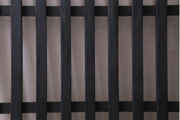 アンティーク建具　ペイント　風情を感じさせる和モダンな縦格子戸1枚(建具、はめ殺し、DIY)(R-038436)