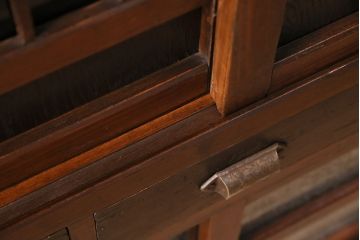 アンティーク家具　和製アンティーク　昭和初期　古い木味が懐かしい雰囲気漂う収納棚(戸棚、キャビネット)(R-038437)