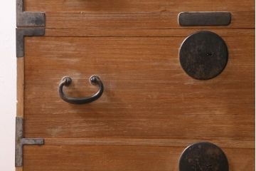 アンティーク家具　和製アンティーク　昭和初期　総桐材　丸金具付き!古い木の質感が渋い衣装箪笥(引き出し、チェスト、桐箪笥、桐たんす)(R-038439)