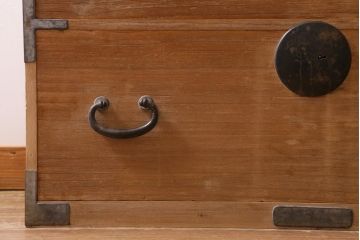 アンティーク家具　和製アンティーク　昭和初期　総桐材　丸金具付き!古い木の質感が渋い衣装箪笥(引き出し、チェスト、桐箪笥、桐たんす)(R-038439)