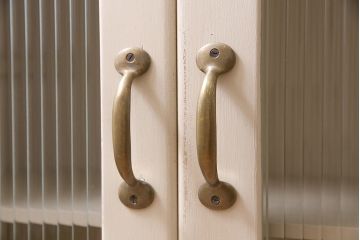 アンティーク家具　昭和中期　ペイント　モールガラス　レトロで可愛らしい雰囲気が魅力の本箱(ブックケース、収納棚、キャビネット)(R-038441)