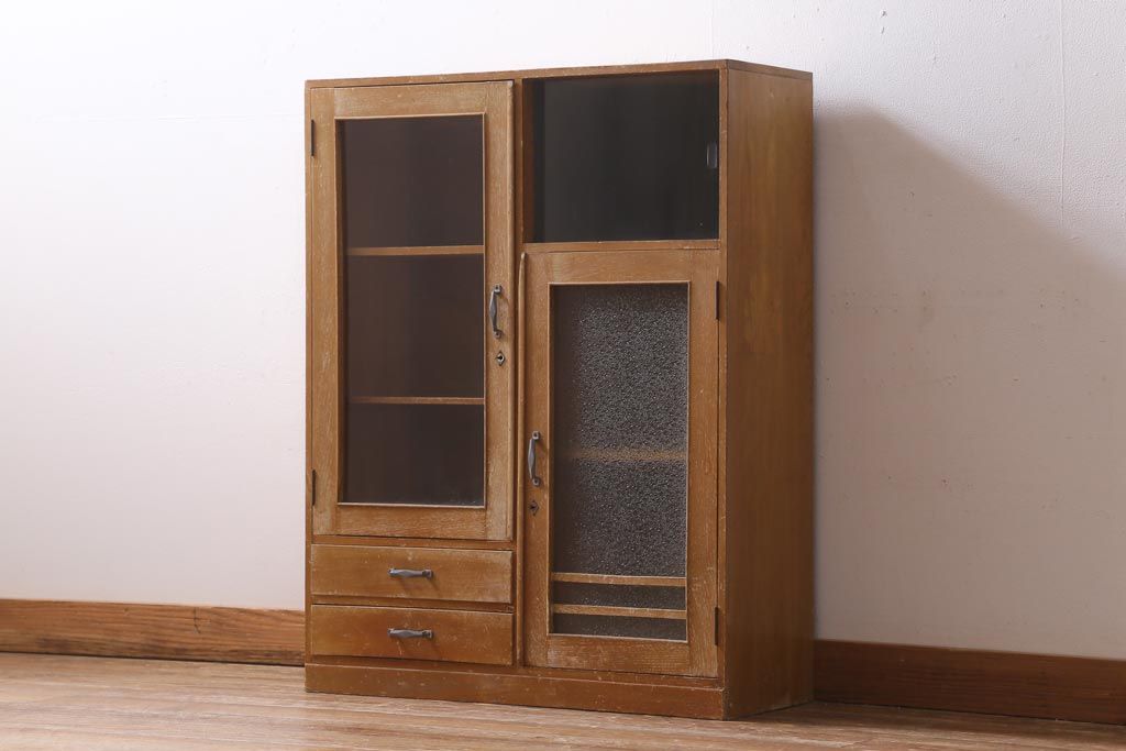 【簡易リペア限定品】レトロ家具　昭和レトロ　ダイヤガラス入り　古い木の落ち着いた雰囲気が魅力のブックケース(本棚、本箱)(R-038442)