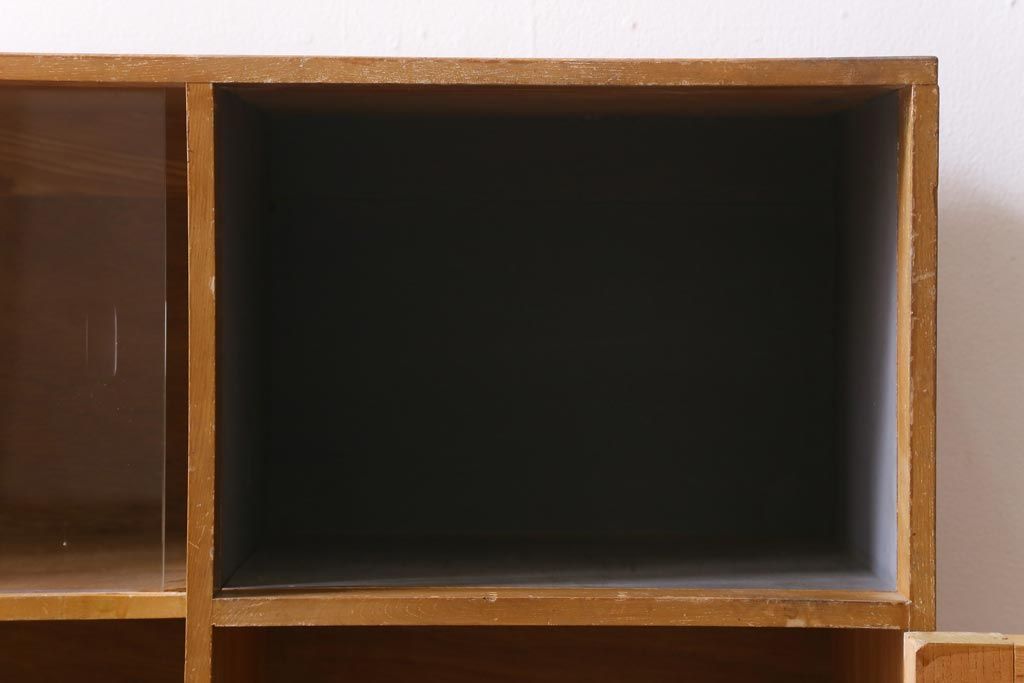 【簡易リペア限定品】レトロ家具　昭和レトロ　ダイヤガラス入り　古い木の落ち着いた雰囲気が魅力のブックケース(本棚、本箱)(R-038442)