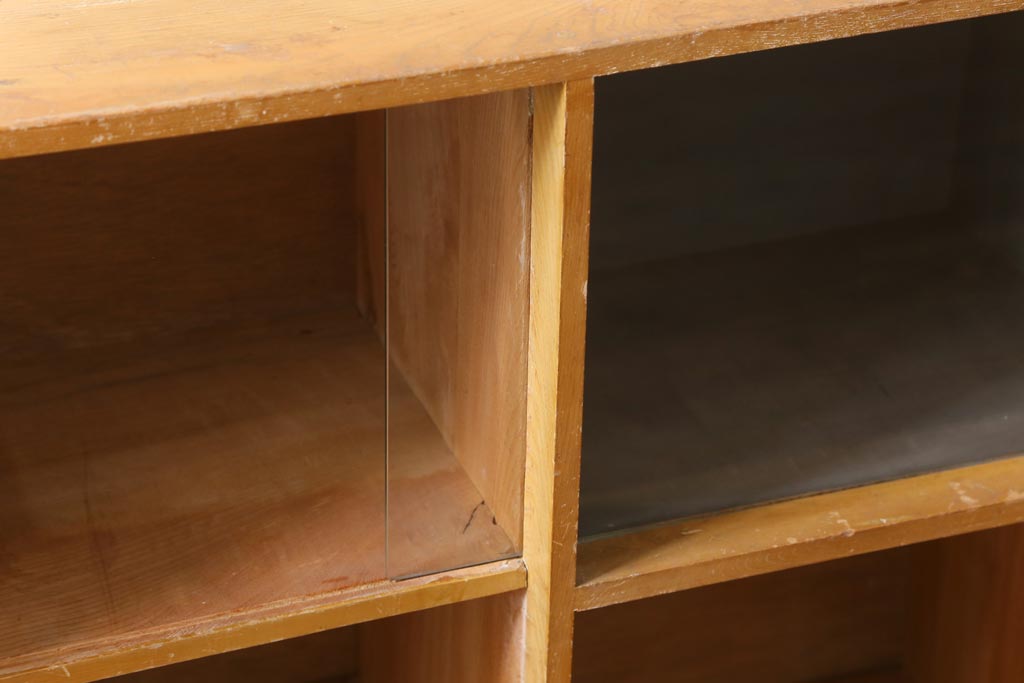 【簡易リペア限定品】レトロ家具　昭和レトロ　ダイヤガラス入り　古い木の落ち着いた雰囲気が魅力のブックケース(本棚、本箱)(R-038442)