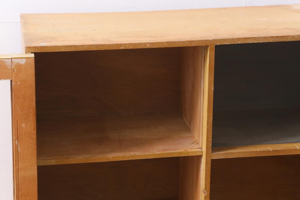 【簡易リペア限定品】レトロ家具　昭和レトロ　ダイヤガラス入り　古い木の落ち着いた雰囲気が魅力のブックケース(本棚、本箱)(R-038442)