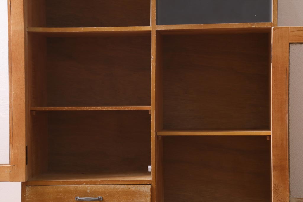 【簡易リペア限定品】レトロ家具　昭和レトロ　ダイヤガラス入り　古い木の落ち着いた雰囲気が魅力のブックケース(本棚、本箱)(R-038442)