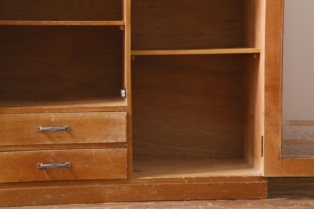 【簡易リペア限定品】レトロ家具　昭和レトロ　ダイヤガラス入り　古い木の落ち着いた雰囲気が魅力のブックケース(本棚、本箱)(R-038442)