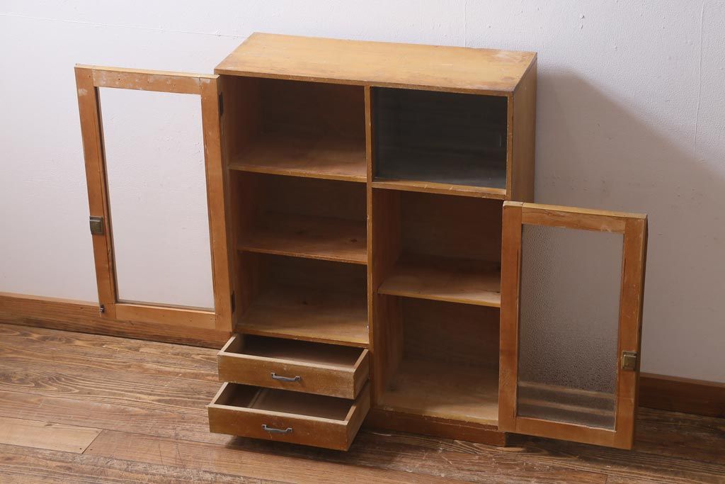 【簡易リペア限定品】レトロ家具　昭和レトロ　ダイヤガラス入り　古い木の落ち着いた雰囲気が魅力のブックケース(本棚、本箱)(R-038442)