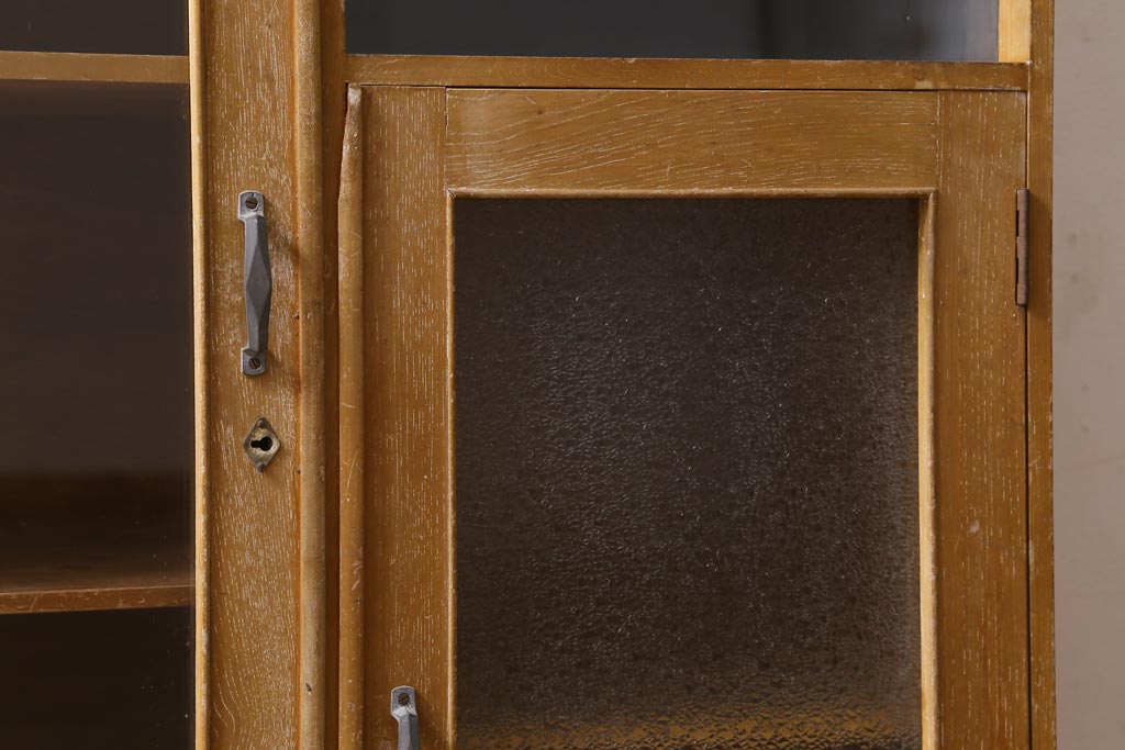 【簡易リペア限定品】レトロ家具　昭和レトロ　ダイヤガラス入り　古い木の落ち着いた雰囲気が魅力のブックケース(本棚、本箱)(R-038442)