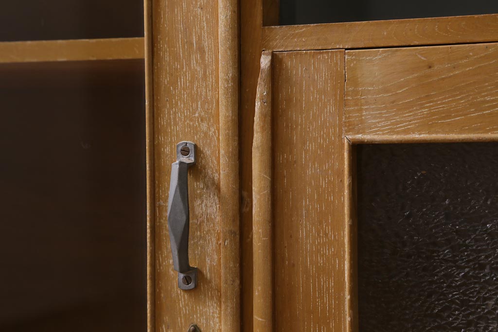 【簡易リペア限定品】レトロ家具　昭和レトロ　ダイヤガラス入り　古い木の落ち着いた雰囲気が魅力のブックケース(本棚、本箱)(R-038442)