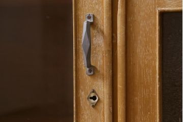 【簡易リペア限定品】レトロ家具　昭和レトロ　ダイヤガラス入り　古い木の落ち着いた雰囲気が魅力のブックケース(本棚、本箱)(R-038442)