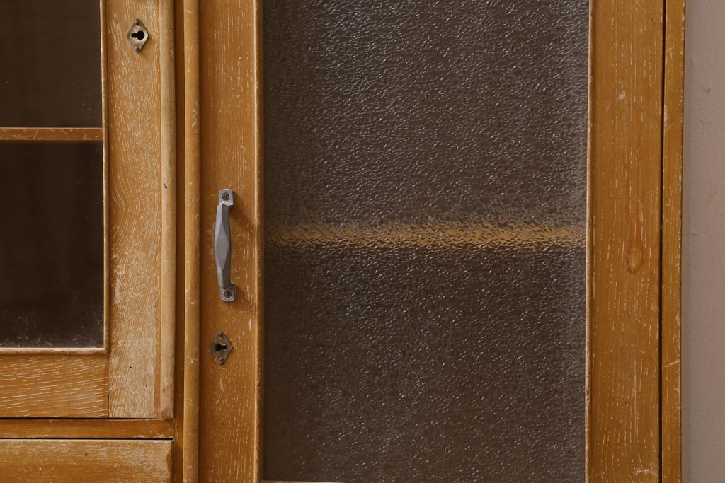 【簡易リペア限定品】レトロ家具　昭和レトロ　ダイヤガラス入り　古い木の落ち着いた雰囲気が魅力のブックケース(本棚、本箱)(R-038442)