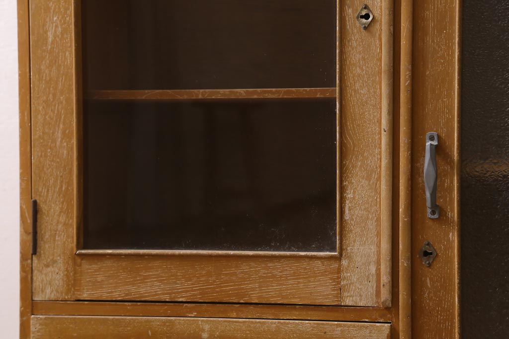 【簡易リペア限定品】レトロ家具　昭和レトロ　ダイヤガラス入り　古い木の落ち着いた雰囲気が魅力のブックケース(本棚、本箱)(R-038442)