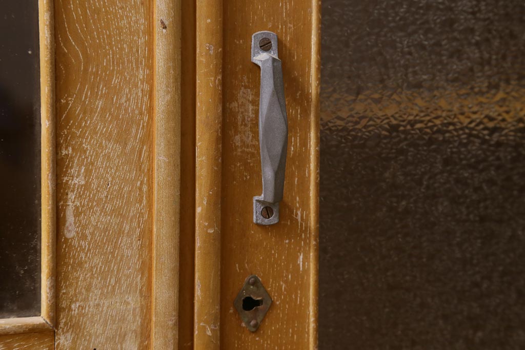 【簡易リペア限定品】レトロ家具　昭和レトロ　ダイヤガラス入り　古い木の落ち着いた雰囲気が魅力のブックケース(本棚、本箱)(R-038442)