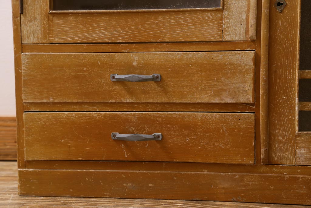 【簡易リペア限定品】レトロ家具　昭和レトロ　ダイヤガラス入り　古い木の落ち着いた雰囲気が魅力のブックケース(本棚、本箱)(R-038442)